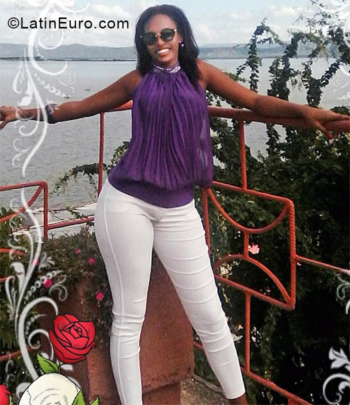 Date this sultry Cuba girl Adriana from Guantanamo CU448