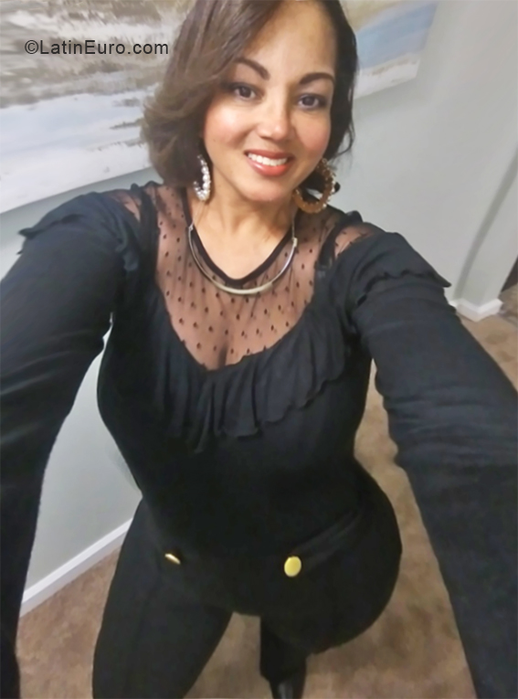 Date this sultry United States girl Mercy from Dorchester US19752