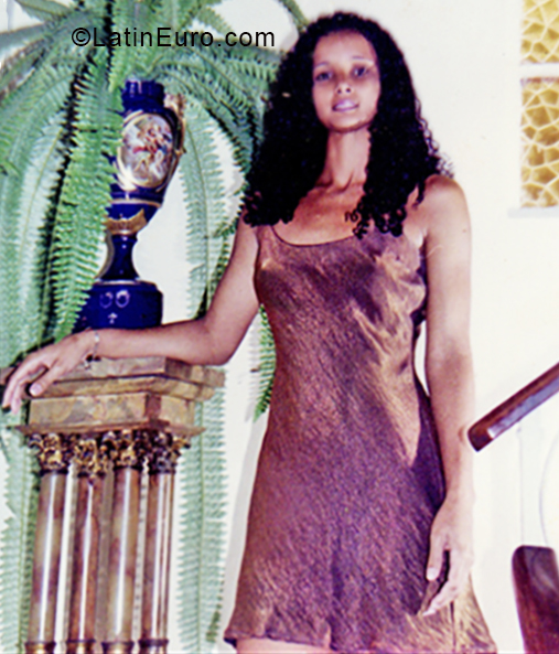 Date this stunning Cuba girl Mary from Havana CU481