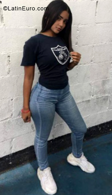 Date this stunning Venezuela girl Lucia from Miranda VE2228
