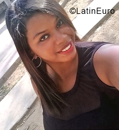 Date this foxy Venezuela girl Leidy from Caracas VE3962