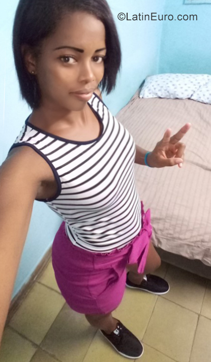 Date this foxy Cuba girl Leyanis from Havana CU536