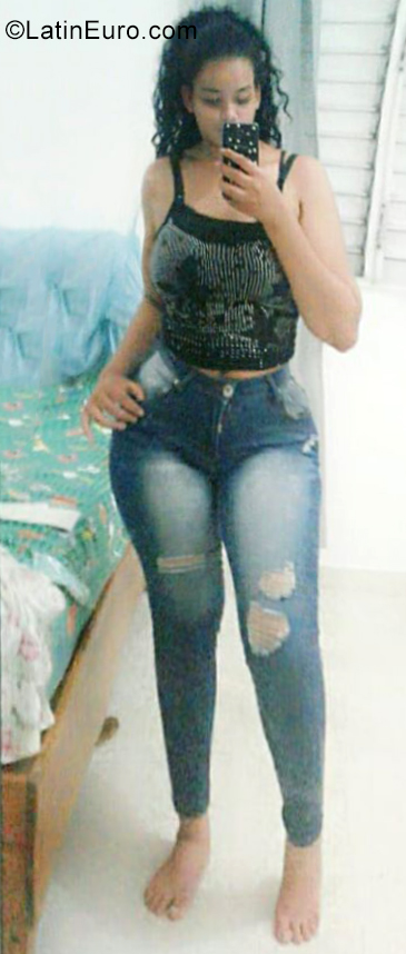 Date this foxy Dominican Republic girl Yissell from Bonao DO35287