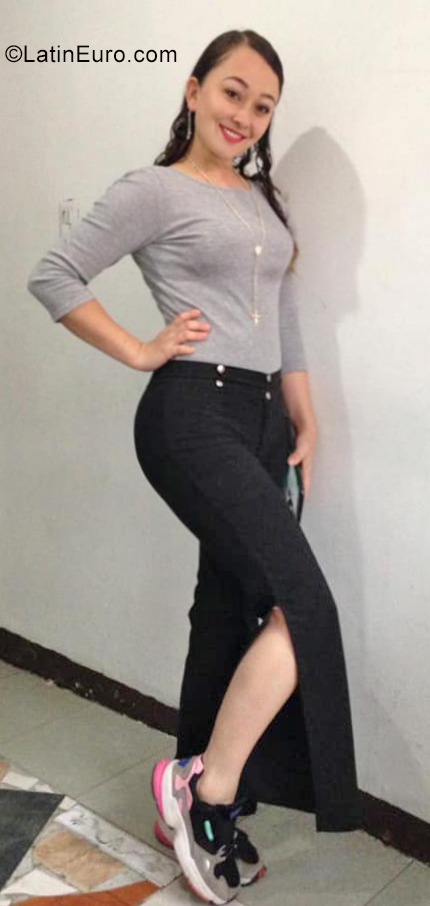 Date this beautiful Colombia girl Claudia from Manizales CO25772