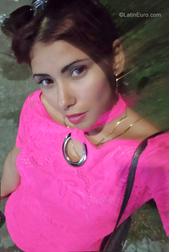 Date this tall Cuba girl Jessica from Havana CU554