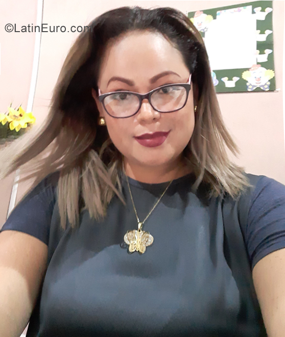 Date this attractive El Salvador girl Roxana from San Salvador SV98