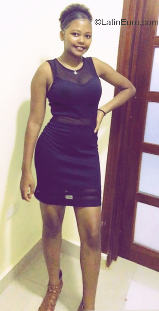 Date this hard body Dominican Republic girl Winia from Higuey DO35873