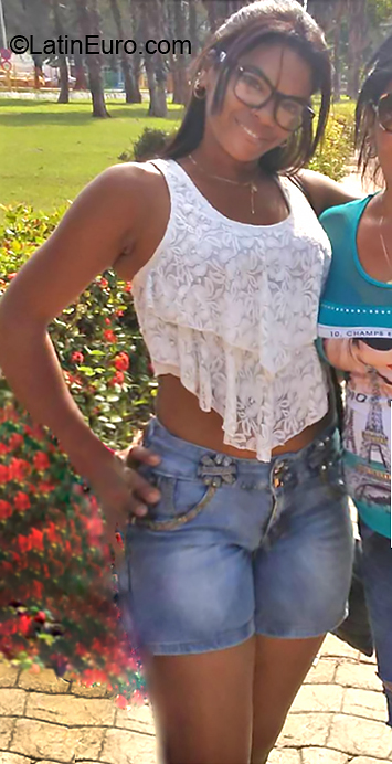 Date this fun Cuba girl Olannis from Havana CU581