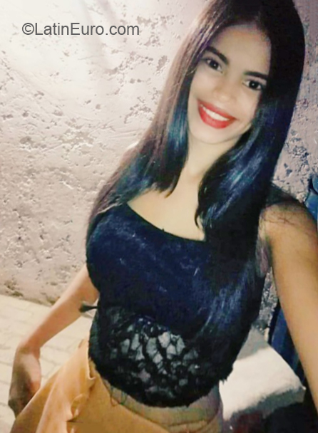 Date this hot Venezuela girl Daniely from Margarita Island VE2679