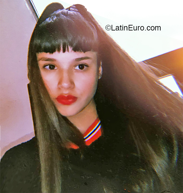 Date this attractive Argentina girl Angela from Buenos Aires AR239