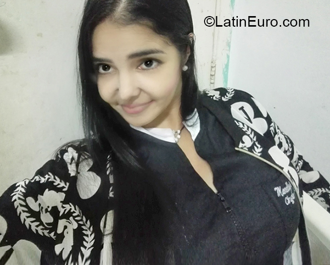 Date this nice looking Venezuela girl Mare from Caracas VE2718