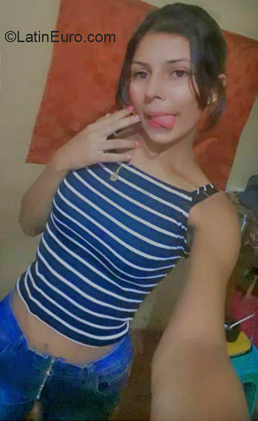 Date this happy Venezuela girl Angelicadreams from Bolivar VE2767