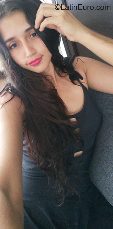 Date this nice looking Colombia girl Marcela from Cucuta CO26327