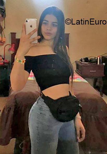 Date this attractive Argentina girl Julieta from Cordoba AR269