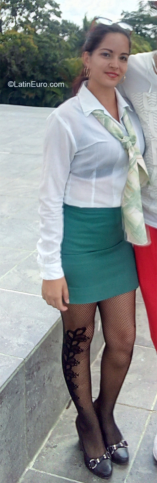 Date this nice looking Cuba girl Mely from Havana CU635