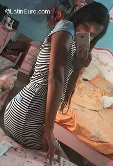 Date this sensual Venezuela girl Estefania from Caracas VE2881