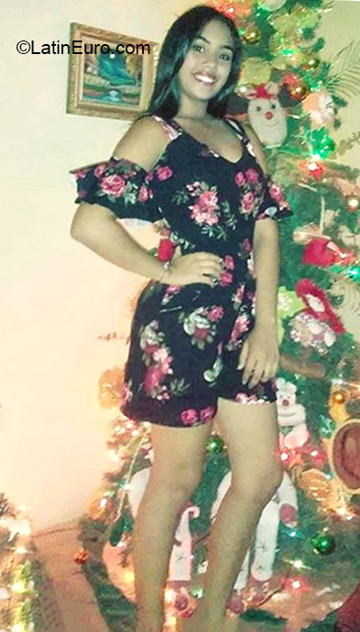 Date this sultry Venezuela girl Laura from Caracas VE2973