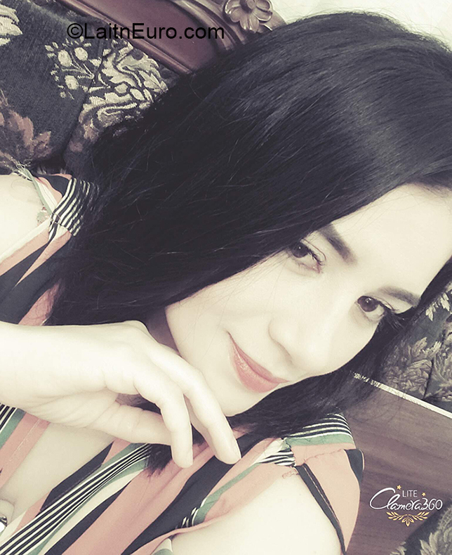 Date this sultry Ecuador girl Damaris from Quito EC434