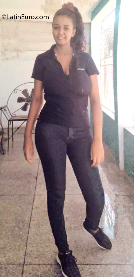 Date this foxy Venezuela girl Sara from Cumana VE3027