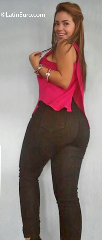 Date this sultry Venezuela girl Xiomara from Barinas VE3033
