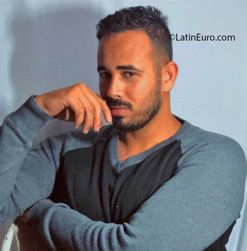 Date this gorgeous Brazil man Mayco from Guacui BR11086