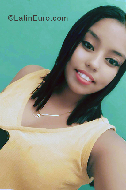 Date this stunning Cuba girl Yaimelis from Artemisa CU674
