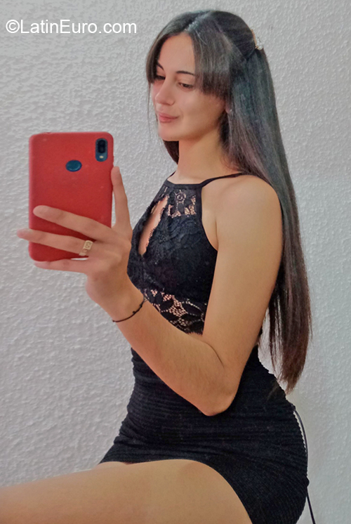 Date this foxy Uruguay girl Valentina from Canelones UY50