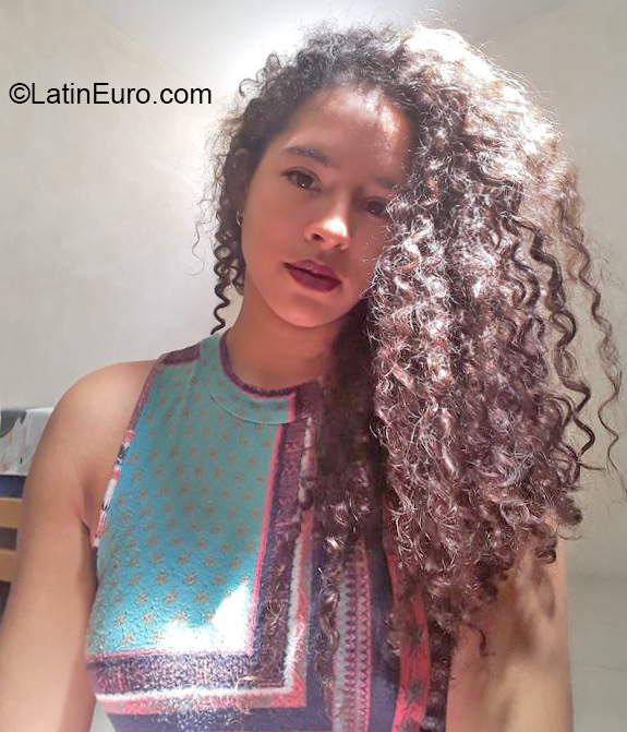 Date this nice looking Ecuador girl Genesis from Guayaquil EC693