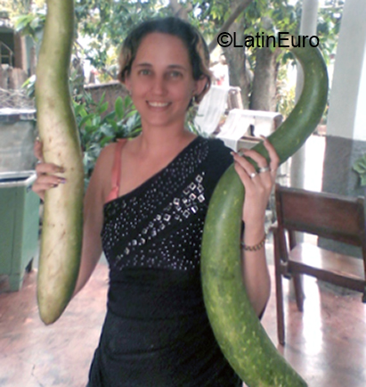 Date this sultry Cuba girl Shey from Cienfuegos CU691