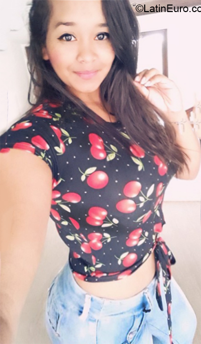 Date this pretty Venezuela girl Dayana from  VE3721