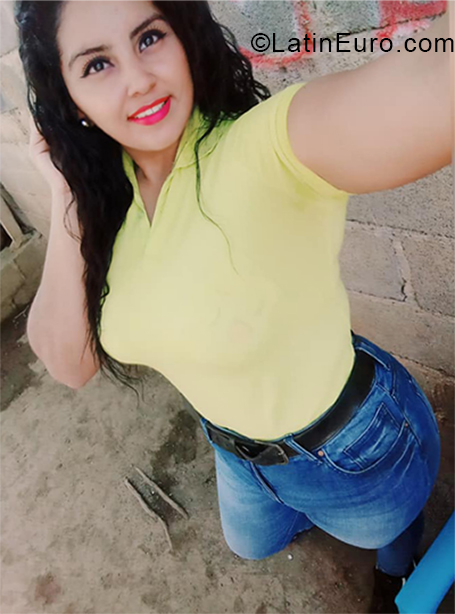 Date this voluptuous Nicaragua girl Izamara from Managua NI252