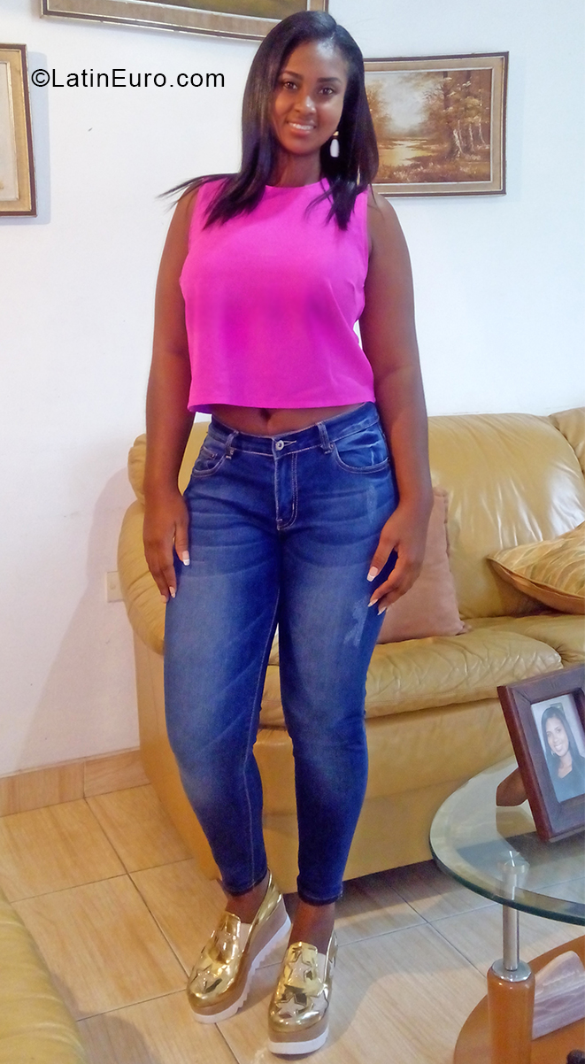 Date this hard body Venezuela girl Narym from Valencia VE3392