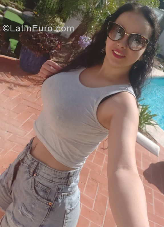 Date this nice looking Colombia girl Lizz from Pereira CO28324
