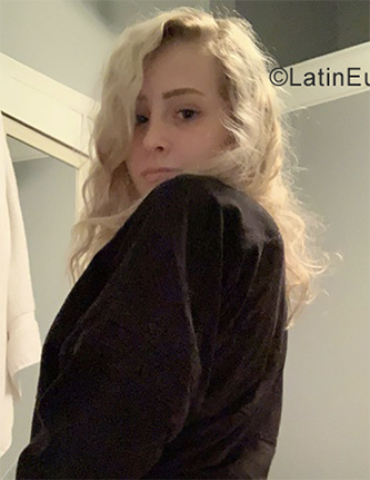 Date this athletic Venezuela girl Alexa from Caracas VE3510