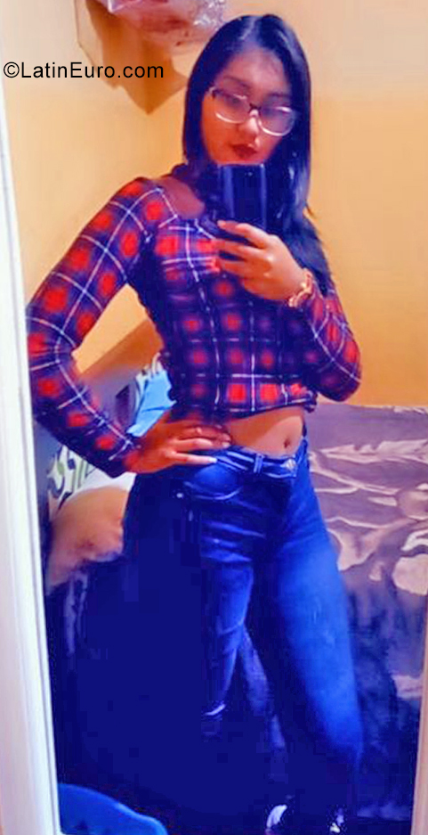 Date this nice looking Ecuador girl Lizbeth from Quito EC683