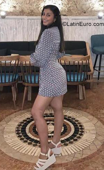 Date this nice looking Colombia girl Salma from Cartagena CO29276