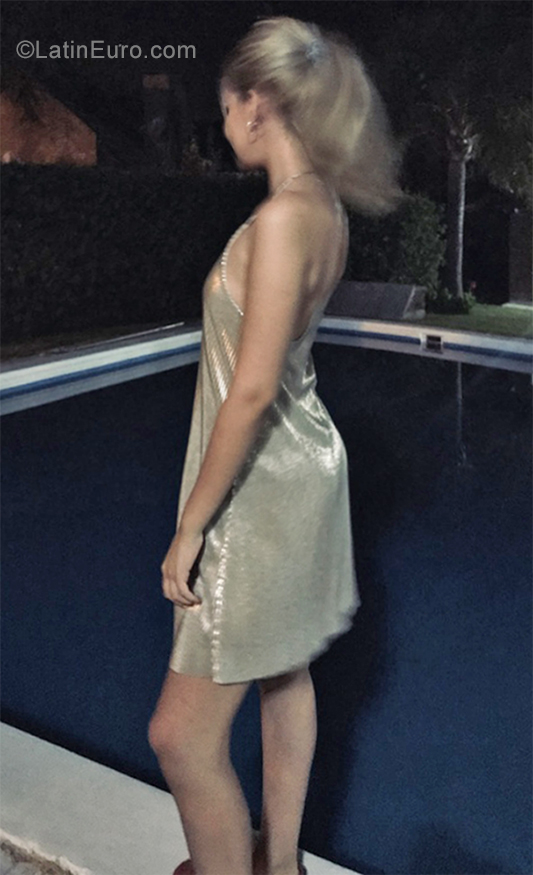 Date this good-looking Argentina girl Martina from Buenos Aires AR676