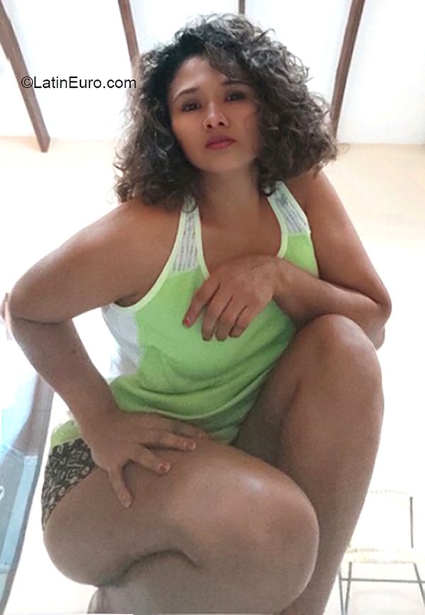 Date this attractive Bolivia girl Gloria from Santa Cruz BO112