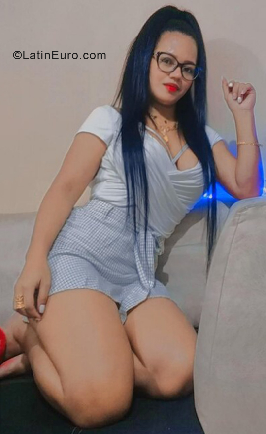 Date this happy Ecuador girl Noemi from Guayaquil EC800