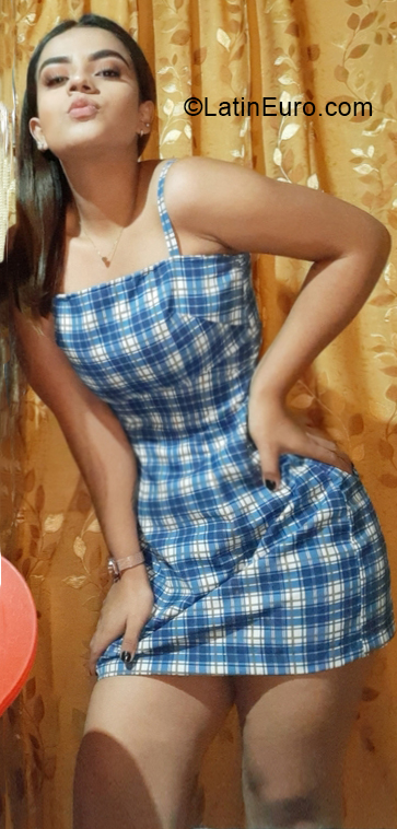 Date this foxy Venezuela girl Frankiee from Caracas VE3981