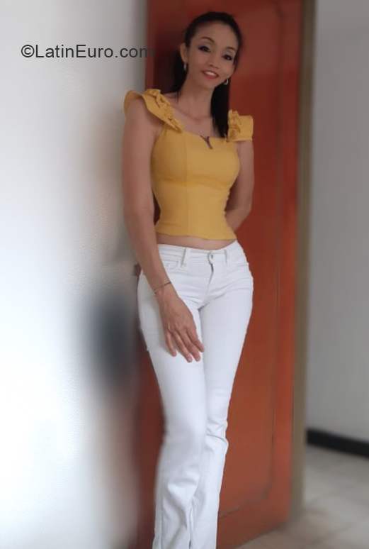 Date this nice looking Colombia girl Yamile from Cali CO30474