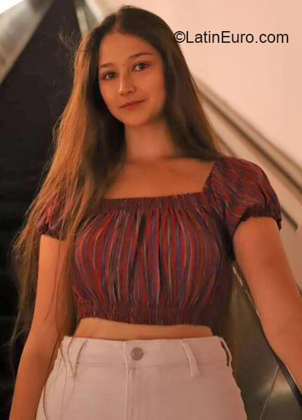 Date this pretty Ecuador girl Emilia from Quito EC828