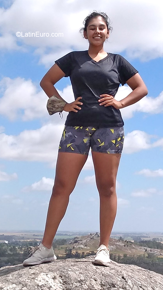 Date this athletic Argentina girl Daniela from Buenos Aires AR795