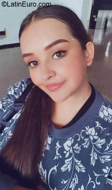 Date this stunning Colombia girl Valentina from Bucaramanga CO31521