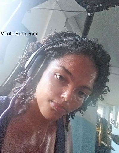 Date this beautiful Brazil girl Amanda from Salvador BR11454