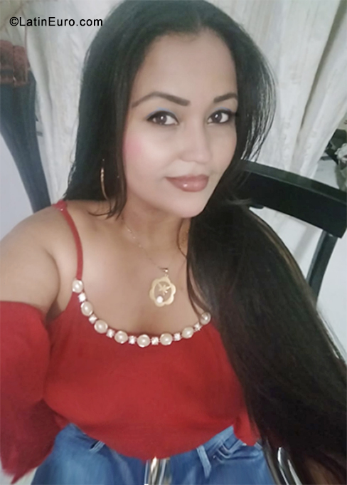 Date this voluptuous Colombia girl Giselle from Santa Marta CO30936
