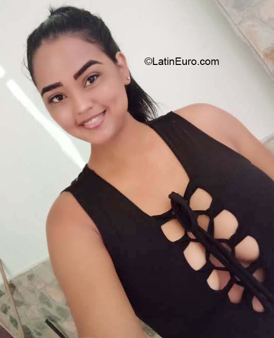 Date this nice looking Venezuela girl Ferna from Valencia VE4094