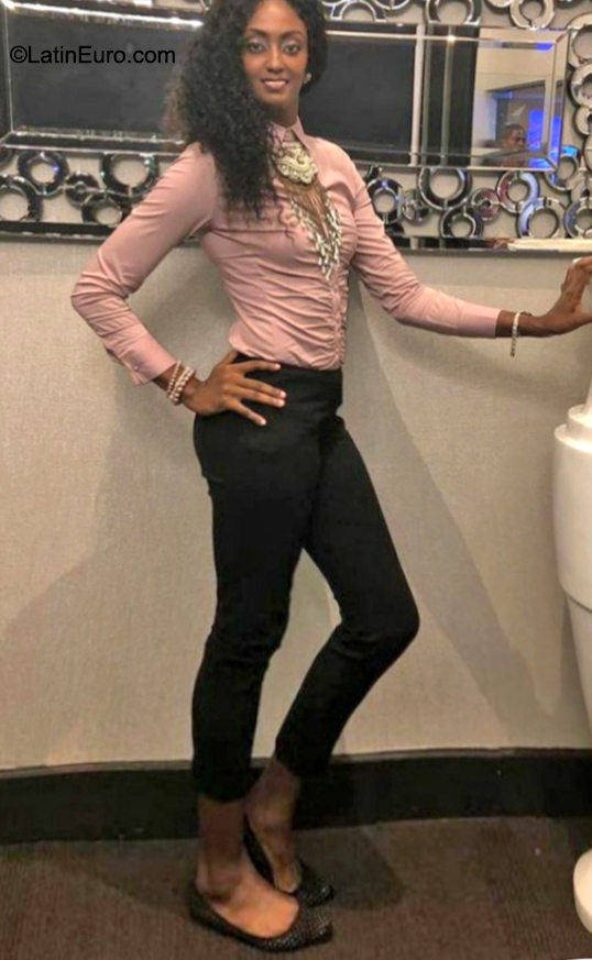 Date this sensual Dominican Republic girl Elizabeth from Santo Domingo DO40305