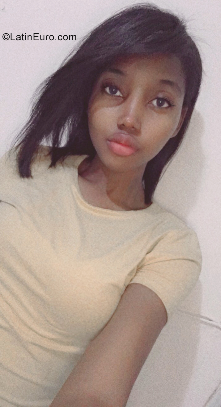 Date this sultry Dominican Republic girl Debora from Santo Domingo DO40356