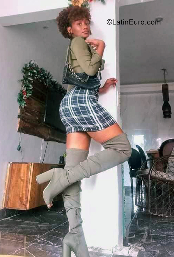 Date this passionate Dominican Republic girl Hillary from Santo Domingo DO40385